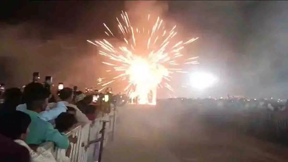 बिलासपुर में रावण दहन के दौरान बड़ा धमाका, मंच के पास फटा रॉकेट बिलासपुर में रावण दहन के दौरान बड़ा धमाका, मंच के पास फटा रॉकेट