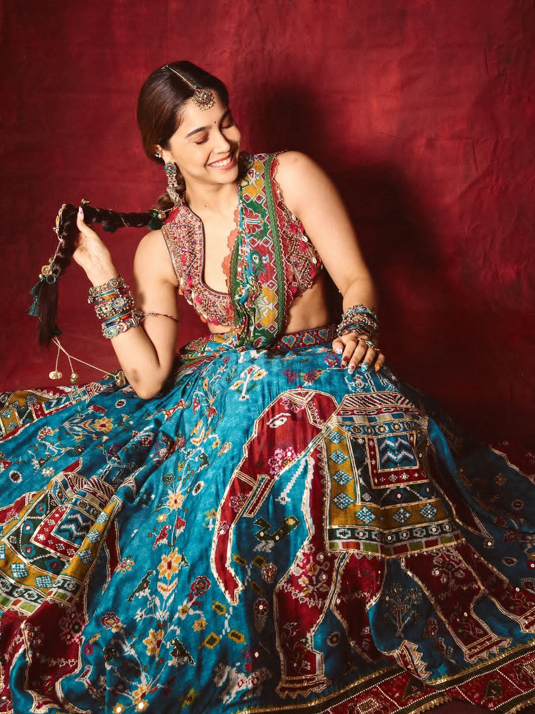 रंग-बिरंगे लहंगे में शर्वरी वाघ का चुलबुला अंदाज