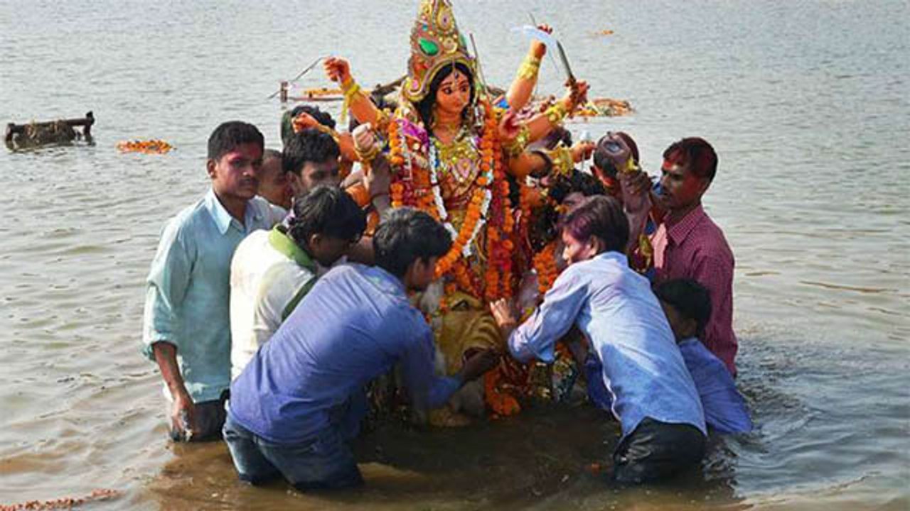 दुर्गा प्रतिमा विसर्जन के दौरान हादसा, चार युवकों के डूबने की आशंका