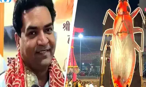 रावण के साथ जला 30 फीट का कॉकरोच, भड़की सियासत, FIR की मांग रावण के साथ जला 30 फीट का कॉकरोच, भड़की सियासत, FIR की मांग