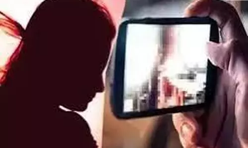 अश्लील वीडियो से ब्लैकमेल कर 4 करोड़ रुपये वसूले