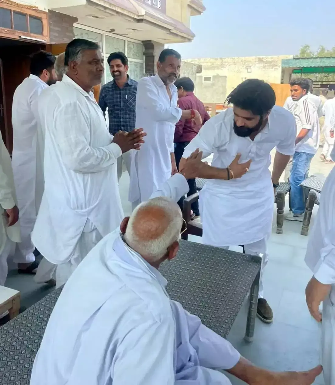 भव्य बिश्नोई ने आदमपुर की जनता से पारिवारिक जुड़ाव जताया