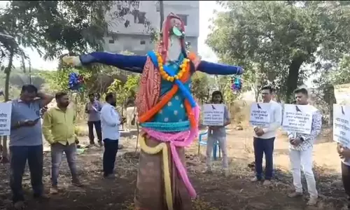 पत्नी पीड़ित पुरुषों ने दशहरे पर किया अनोखा प्रदर्शन, उठा रहे यह मांग पत्नी पीड़ित पुरुषों ने दशहरे पर किया अनोखा प्रदर्शन, उठा रहे यह मांग