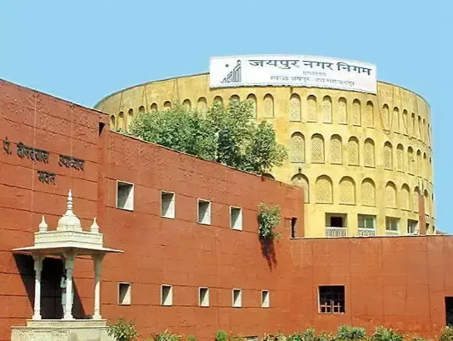 सड़क पर कचरा देख रुके महापौर, सफाई कर्मचारियों को दिए निर्देश