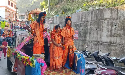 मसूरी में दशहरे पर निकली भव्य शोभायात्रा, रावण का पुतला दहन