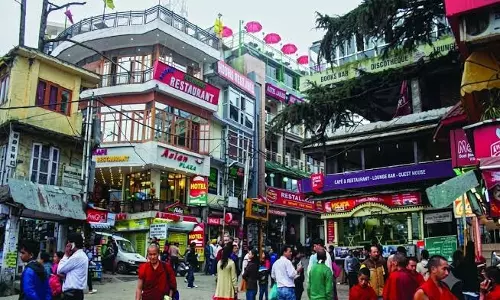 त्योहारों पर धर्मशाला में उमड़े सैलानी, होटल कारोबार में आई तेजी