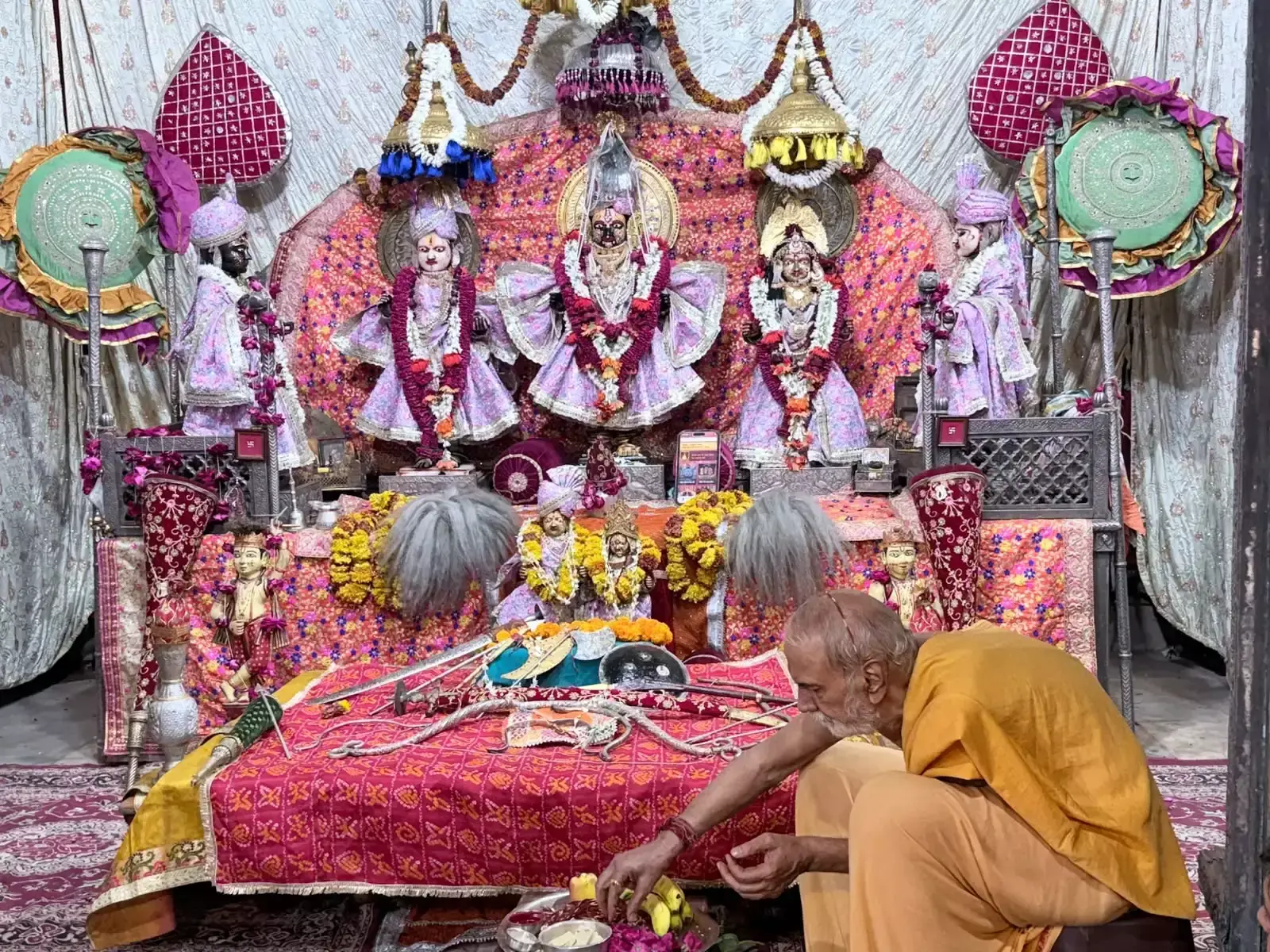 चांदपोल मंदिर में शस्त्र पूजन, वैदिक मंत्रों से भक्तिमय हुआ माहौल