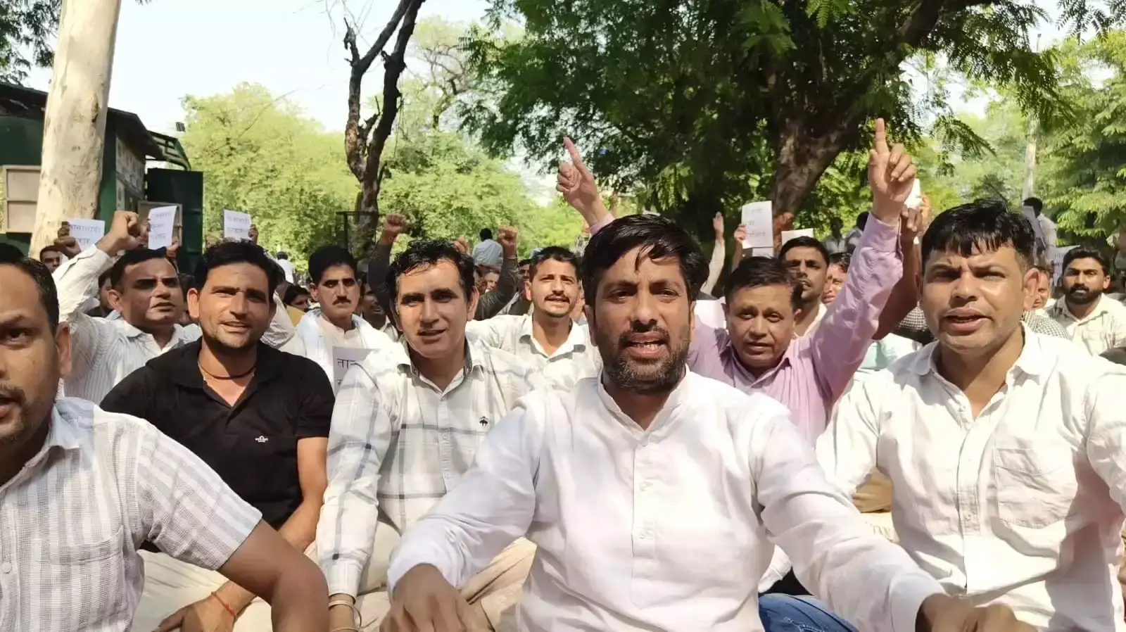 बिजली निगम कर्मियों ने प्रदर्शन कर सरकार के खिलाफ जताया विरोध बिजली निगम कर्मियों ने प्रदर्शन कर सरकार के खिलाफ जताया विरोध