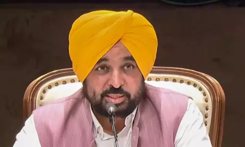 दिल्ली एयरपोर्ट पर CM भगवंत मान को तीन घंटे रोके जाने का आरोप दिल्ली एयरपोर्ट पर CM भगवंत मान को तीन घंटे रोके जाने का आरोप