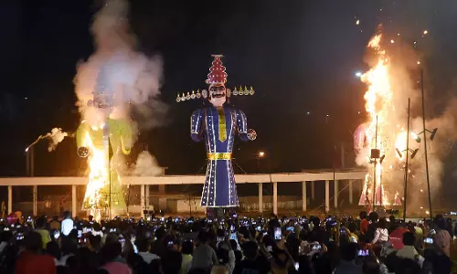 दशहरे पर 105 फीट ऊंचे रावण का दहन, कुंभकर्ण और मेघनाद के पुतले भी जले