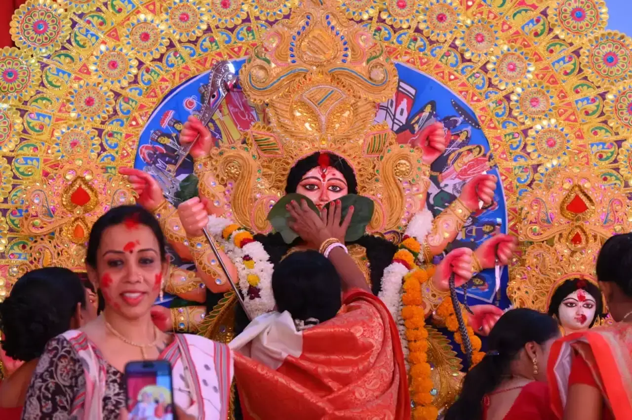दुर्गाबाड़ी में महिलाओं ने धूमधाम से मनाया सिंदूर उत्सव