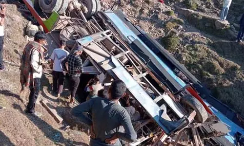बस दुर्घटनाग्रस्त, 10 यात्री घायल