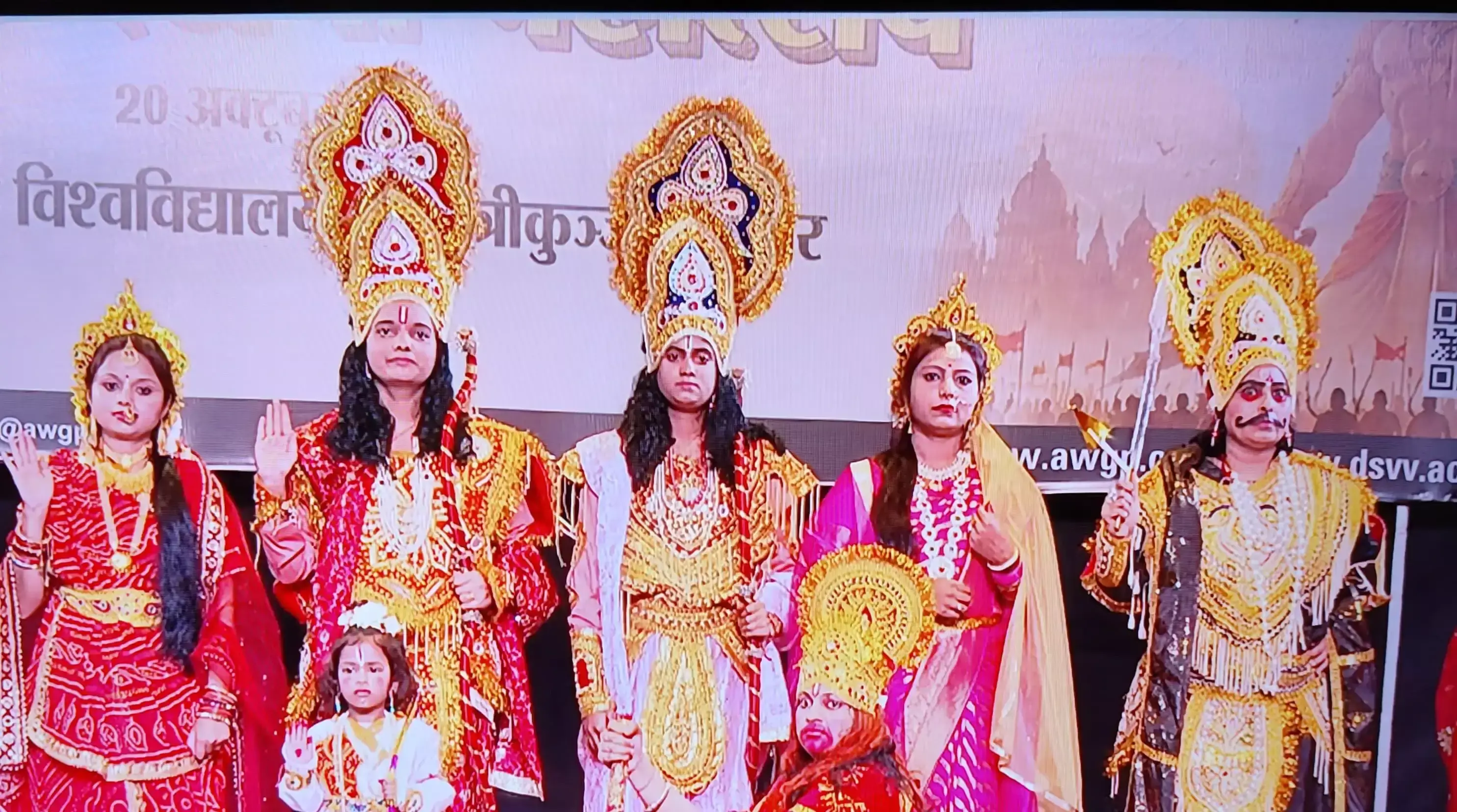 छात्राओं ने राम और रावण बनकर पेश की अभिनय प्रतिभा, रामलीला बनी खास