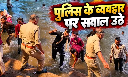 खाकी पर उठे सवाल! श्रद्धालुओं को थप्पड़ मारने का वीडियो वायरल, SP ने लिया एक्शन