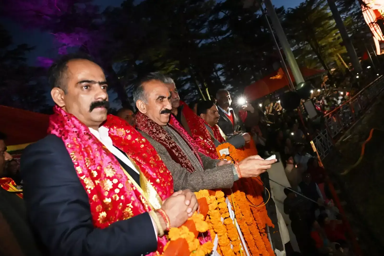 शिमला में दशहरे का उल्लास, जाखू में रावण दहन देखने जुटे लोग