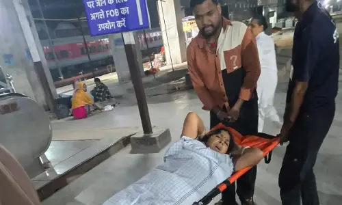 रेलवे कर्मचारियों की फुर्ती से टला बड़ा हादसा, सुरक्षित बची महिला रेलवे कर्मचारियों की फुर्ती से टला बड़ा हादसा, सुरक्षित बची महिला