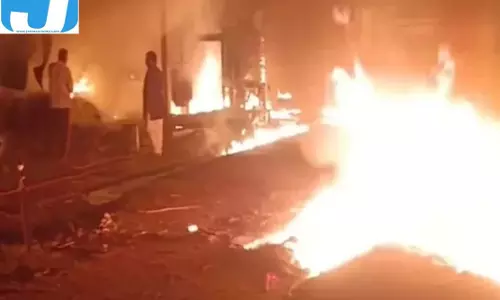 मथुरा की गद्दा फैक्ट्री में अग्निकांड, लाखों रुपये का सामान जलकर नष्ट