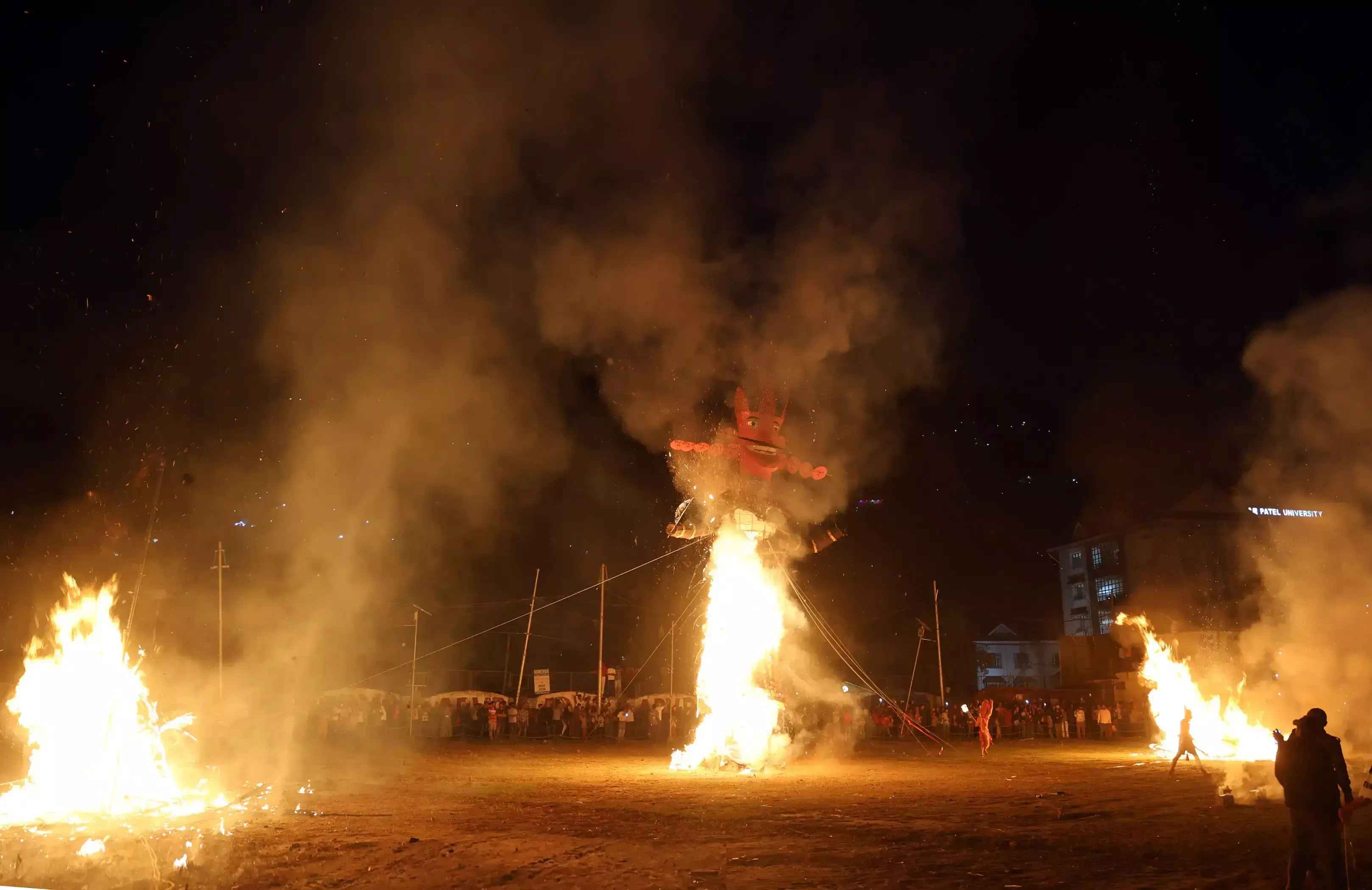 रावण दहन के साथ मंडी के पड्डल मैदान में विजयदशमी का समापन रावण दहन के साथ मंडी के पड्डल मैदान में विजयदशमी का समापन