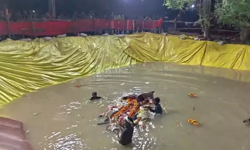 गाजीपुर में कृत्रिम तालाब में हो रहा दुर्गा प्रतिमाओं का विसर्जन, सुरक्षा के व्यापक इंतजाम