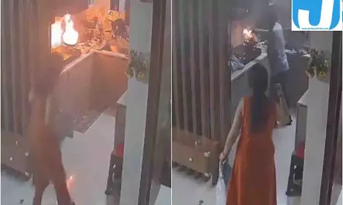 पार्सल देने आया था डिलीवरी बॉय, किचन में लगी आग तो बन गया फरिश्ता, देखें VIDEO
