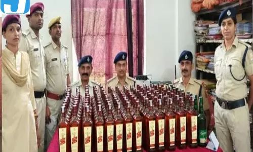 मोकामा स्टेशन पर शराब तस्करी का मामला, ट्रेन से 102 लीटर शराब जब्त