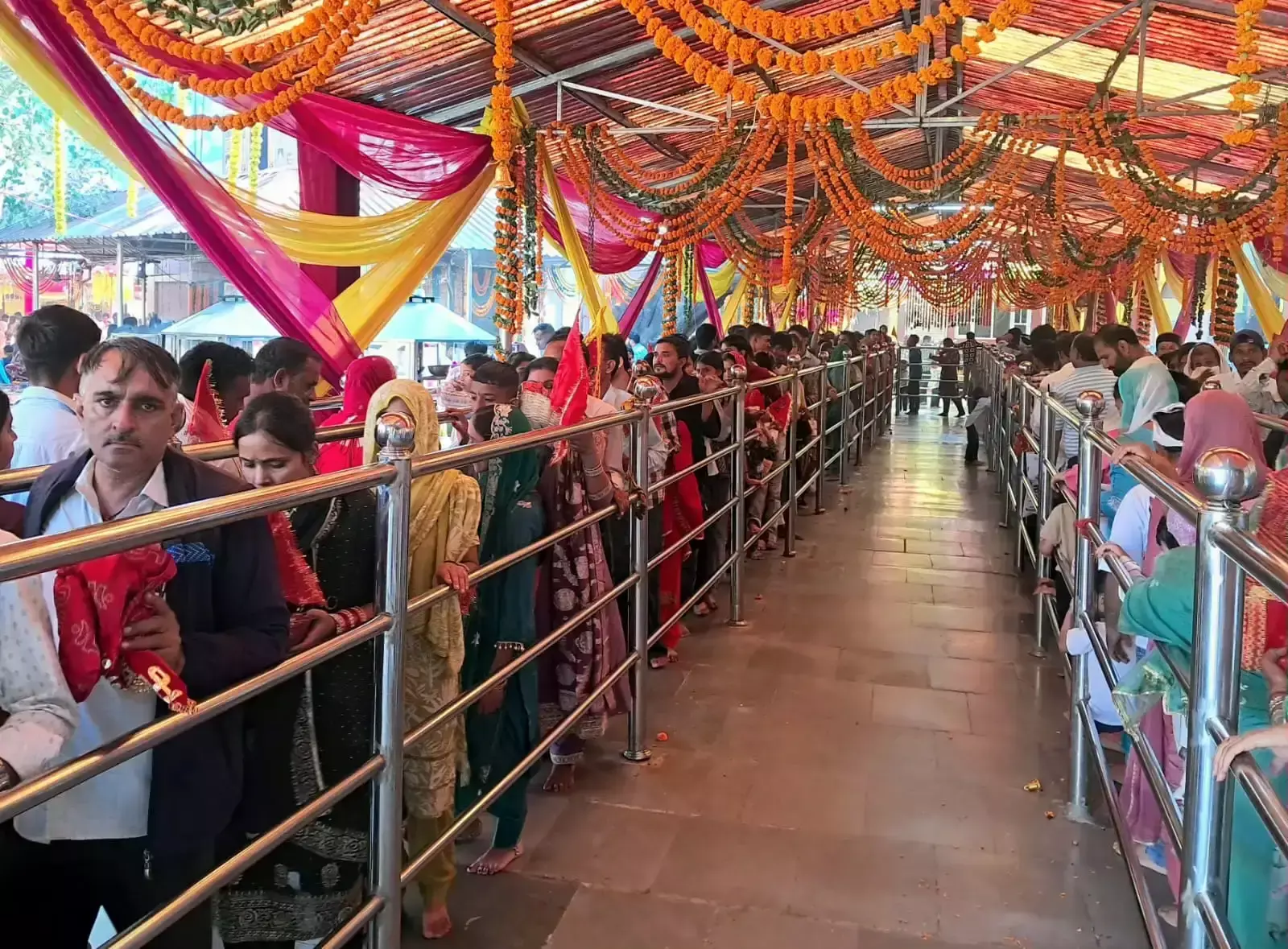 शारदीय नवरात्रि के दसवें दिन त्रिलोकपुर में उमड़ी श्रद्धालुओं की भीड़ शारदीय नवरात्रि के दसवें दिन त्रिलोकपुर में उमड़ी श्रद्धालुओं की भीड़