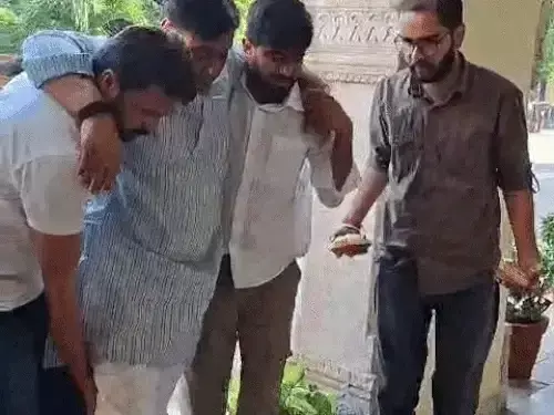 जयपुर में कांग्रेस का विरोध प्रदर्शन जारी, डोटासरा के लड़खड़ाने का वीडियो चर्चा में जयपुर में कांग्रेस का विरोध प्रदर्शन जारी, डोटासरा के लड़खड़ाने का वीडियो चर्चा में