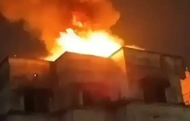 दशहरा उत्सव के बीच हादसा, रावण दहन की चिंगारी से छत पर लगी आग