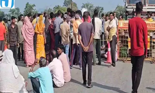 कांकेर में दर्दनाक सड़क हादसा, दो युवकों की मौत से भड़का गुस्सा, ग्रामीणों ने किया चक्काजाम