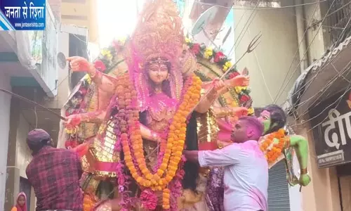 नम आंखों से मां दुर्गा को दी विदाई, चुनार में दो दर्जन से अधिक प्रतिमाओं का विसर्जन