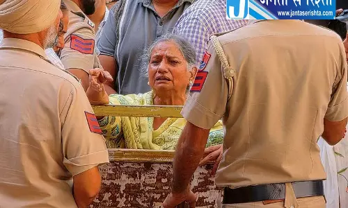अमित शाह से मिलने पहुंचे नेहा शौरी के माता-पिता को नहीं मिली इजाजत अमित शाह से मिलने पहुंचे नेहा शौरी के माता-पिता को नहीं मिली इजाजत