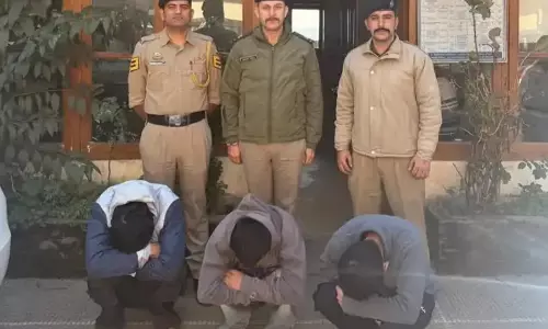 नशा तस्करी पर पुलिस का शिकंजा, बस से चिट्टा बरामद कर तीन गिरफ्तार