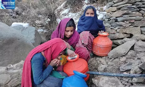कश्मीर में पानी के लिए जूझ रहीं ग्रामीण महिलाएं, 95 फीसदी ने बताई शारीरिक और मानसिक थकान कश्मीर में पानी के लिए जूझ रहीं ग्रामीण महिलाएं, 95 फीसदी ने बताई शारीरिक और मानसिक थकान