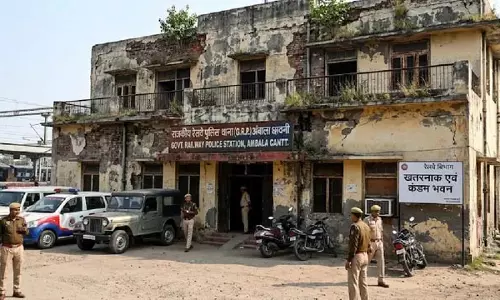 यात्रियों की सुरक्षा करने वाली GRP खुद खतरे में, थाना और बैरक का भवन असुरक्षित घोषित
