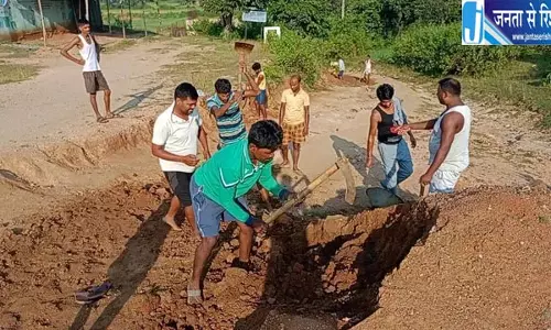 सड़क की बदहाली से परेशान ग्रामीणों ने खुद उठाए औजार सड़क की बदहाली से परेशान ग्रामीणों ने खुद उठाए औजार