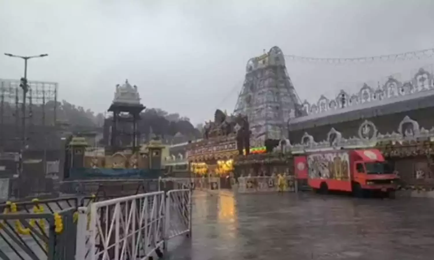 Andhra: तिरुमाला में बारिश और कोहरा होता है Andhra: तिरुमाला में बारिश और कोहरा होता है