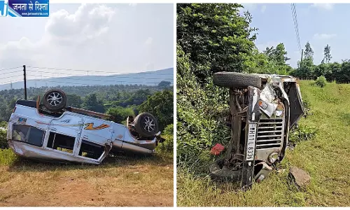 ओवरटेक के चक्कर में दो यात्री जीपों का भीषण हादसा, एक खाई में गिरी तो दूसरी पलटी, 10 घायल ओवरटेक के चक्कर में दो यात्री जीपों का भीषण हादसा, एक खाई में गिरी तो दूसरी पलटी, 10 घायल