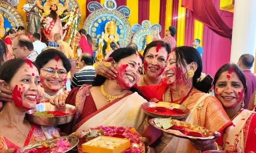 सिंदूर खेला में दिखा भक्ति और उल्लास का संगम, बंगाली महिलाओं ने मां दुर्गा को दी भावभीनी विदाई सिंदूर खेला में दिखा भक्ति और उल्लास का संगम, बंगाली महिलाओं ने मां दुर्गा को दी भावभीनी विदाई