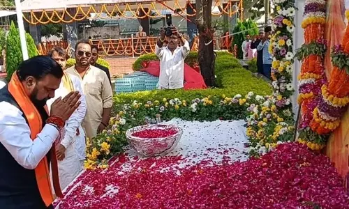 भाजपा नेता हरीश द्विवेदी की मां के निधन पर शोक, तेलियाजोत पहुंचे सम्राट चौधरी भाजपा नेता हरीश द्विवेदी की मां के निधन पर शोक, तेलियाजोत पहुंचे सम्राट चौधरी