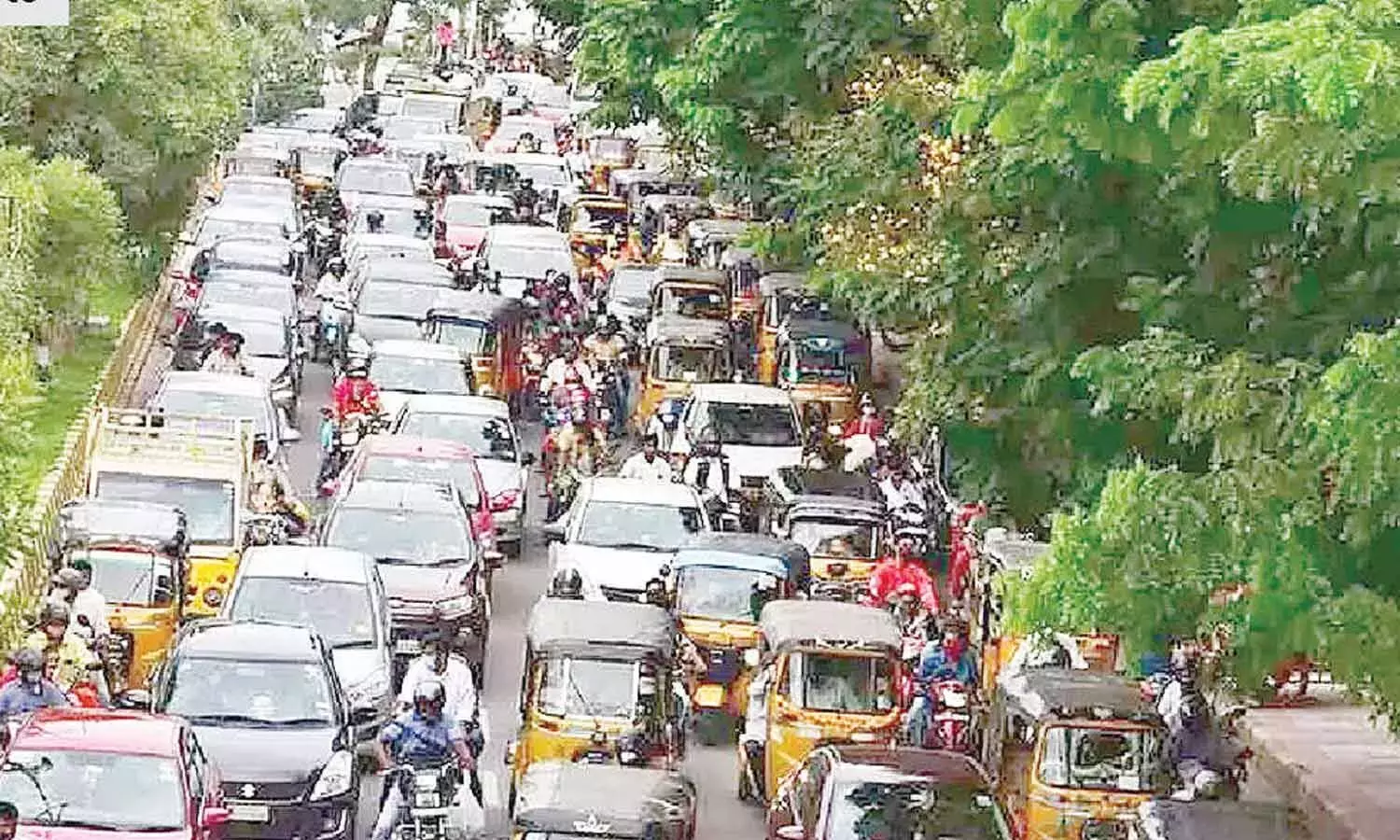 दशहरा की भीड़ से राजमार्गों पर यातायात धीमा हो गया; बसें, ट्रेनें खचाखच भरी हुई हैं