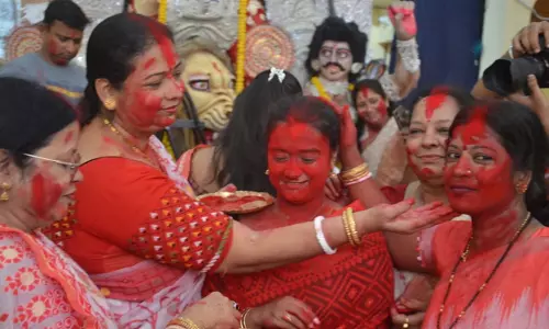 मां दुर्गा की विदाई पर काशी में सिंदूर उत्सव