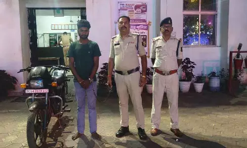 केलो डेम लूटकांड में बड़ी गिरफ्तारी, लूटा हुआ आईफोन और बाइक जब्त केलो डेम लूटकांड में बड़ी गिरफ्तारी, लूटा हुआ आईफोन और बाइक जब्त