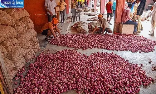 प्याज की कीमतों में जबरदस्त उछाल, एक हफ्ते में 700 रुपये महंगा हुआ क्विंटल