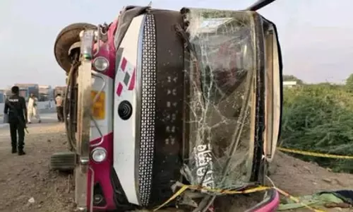 हाईवे पर यात्री बस पलटने से 10 की मौत, 44 घायल