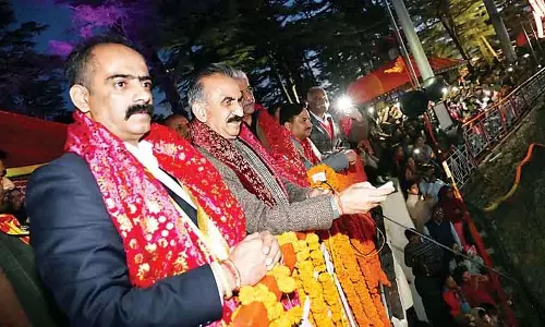 सीएम सुक्खू ने रिमोट का बटन दबाकर किया रावण दहन