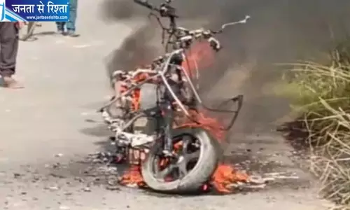 चलती इलेक्ट्रिक स्कूटी बनी आग का गोला, युवक ने कूदकर बचाई जान