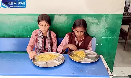 मिड-डे मील की नई व्यवस्था चार महीने से अटकी, 1409 स्कूलों के 1.70 लाख बच्चों के भोजन पर उठे सवाल मिड-डे मील की नई व्यवस्था चार महीने से अटकी, 1409 स्कूलों के 1.70 लाख बच्चों के भोजन पर उठे सवाल