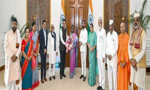 राष्ट्रपति भवन पहुंचे CM फडणवीस सिंहस्थ कुंभ मेले में शामिल होने का दिया आमंत्रण राष्ट्रपति भवन पहुंचे CM फडणवीस सिंहस्थ कुंभ मेले में शामिल होने का दिया आमंत्रण