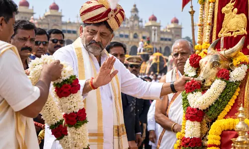 मैसूर दशहरा जुलूस में डी.के. शिवकुमार ने पेश की अनोखी मिसाल, खुद माला पहनने से किया इनकार मैसूर दशहरा जुलूस में डी.के. शिवकुमार ने पेश की अनोखी मिसाल, खुद माला पहनने से किया इनकार