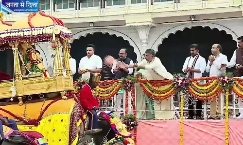 मैसूर दशहरा की भव्य जंबू सवारी शुरू, 750 किलो सोने की अंबारी में विराजीं मां चामुंडेश्वरी मैसूर दशहरा की भव्य जंबू सवारी शुरू, 750 किलो सोने की अंबारी में विराजीं मां चामुंडेश्वरी